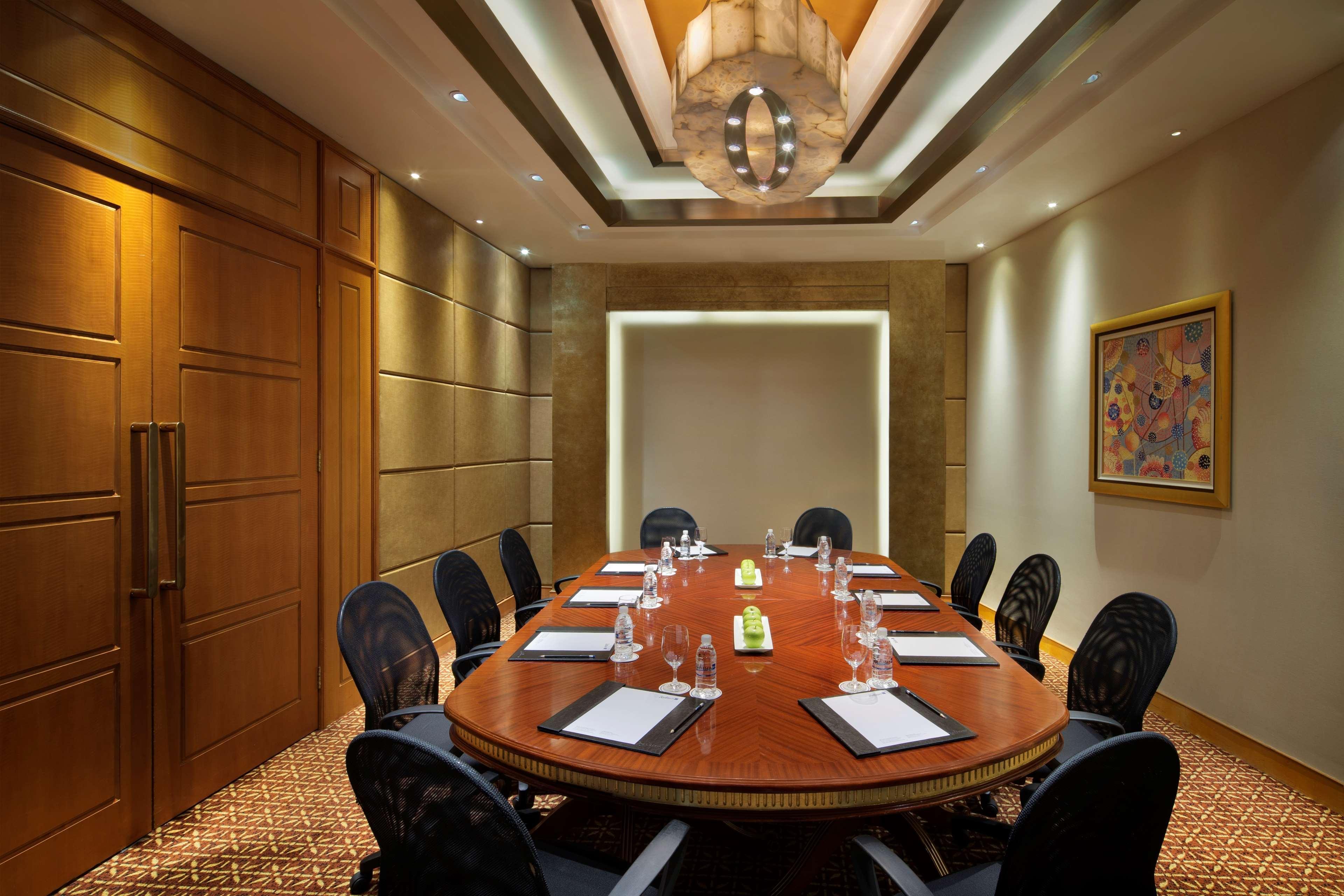Radisson Blu New World 5*